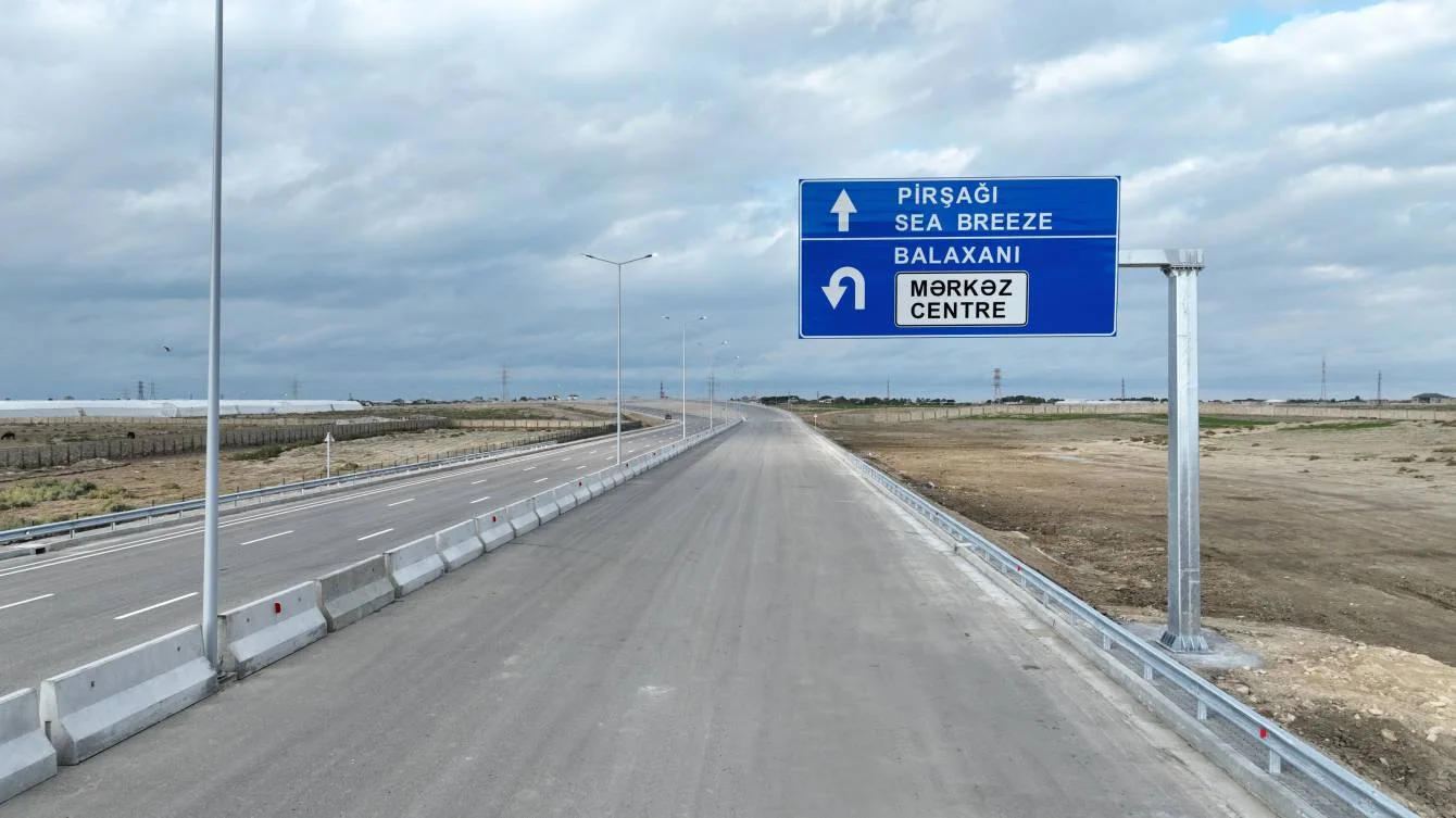 Щит над трассой: прямо — Pirşağı и Sea Breeze, разворот — Balaxanı и центр